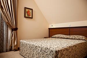 A bed or beds in a room at Favorit Hotel