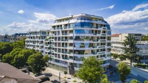 un edificio alto con muchas ventanas en una ciudad en Super Central Luxury Apartments, en Burgas