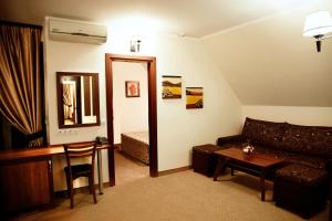 A seating area at Favorit Hotel