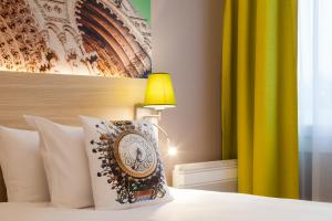 Postel nebo postele na pokoji v ubytování Brit Hotel Confort Amiens