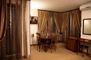 A television and/or entertainment centre at Favorit Hotel