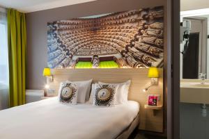 Postel nebo postele na pokoji v ubytování Brit Hotel Confort Amiens