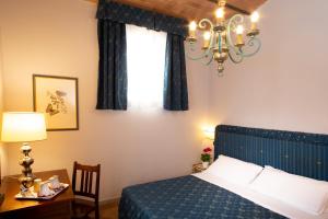 Postel nebo postele na pokoji v ubytování Hotel Ristorante Piccolo Chianti + 37 fotografií