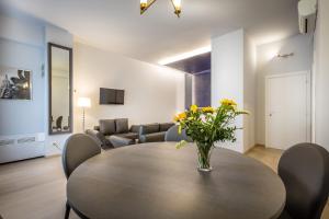 A television and/or entertainment centre at Blu Notte Guest House