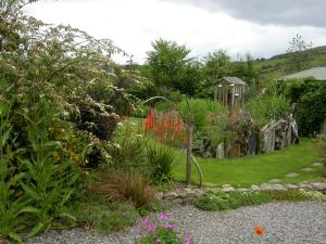 - un jardin avec un bouquet de fleurs différentes dans l'établissement Ravens Oak, West Cork, à Bantry