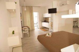 um quarto com uma cama, uma cozinha e uma sala de estar em Nidi di Feo em Lecce