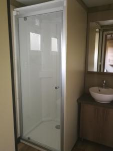 een badkamer met een douche en een wastafel bij Camping Fossa Lupara in Sestri Levante