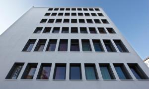 un edificio alto de color blanco con muchas ventanas en a&o Frankfurt Ostend, en Frankfurt