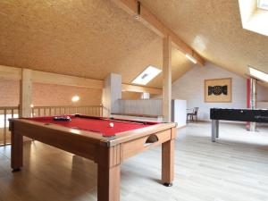 Habitación con mesa de billar y piano en Chic Holiday Home in Noville with Sauna en Noville
