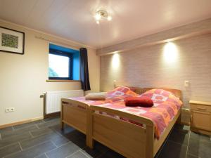 1 dormitorio con 1 cama grande y cabecero de madera en Chic Holiday Home in Noville with Sauna en Noville