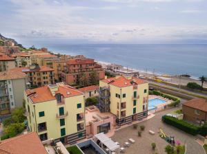 - une vue aérienne sur la ville et l'océan dans l'établissement Residence Le Saline, à Borgio Verezzi