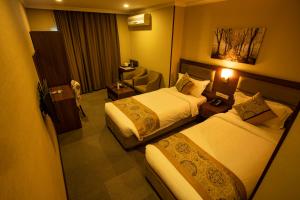 Un pat sau paturi într-o cameră la Hotel Halwachy