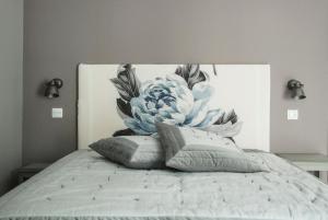 un letto con un grande fiore sulla testiera del letto di L' Oustau Blanc B&B a Fontvieille