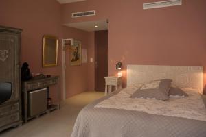 フォンヴィエイユにあるL' Oustau Blanc B&Bのベッドルーム1室(ベッド1台、ドレッサー、鏡付)