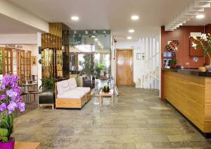 Stefanakis Hotel & Apartments في فاركيزا: غرفة معيشة مع أريكة وطاولة