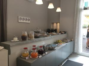 una línea de buffet con muchos tipos diferentes de comida en MA Hotel, en Santa Margherita Ligure
