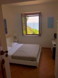Schlafzimmer mit einem Bett und einem Fenster in der Unterkunft B&B Costa di Amalfi in Vietri