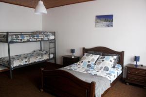 ミッテヴィヒエにあるGite des cigognes bleuのベッドルーム1室(ベッド1台、二段ベッド付)