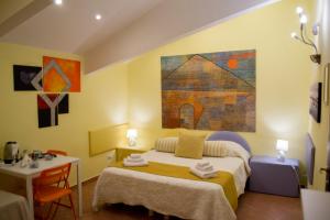 una camera da letto con un letto e un dipinto sul muro di La Gemma a Napoli
