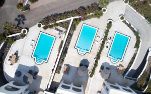 eine Aussicht über den Pool in einem Resort in der Unterkunft Amor Hideaway Villas in Fira