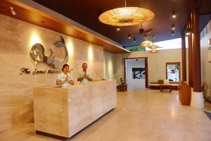 duas pessoas ao balcão de um restaurante em Samui Mermaid Beachfront em Bangrak Beach mais 37 fotografias