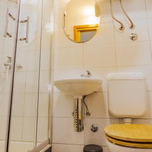 La salle de bains est pourvue de toilettes, d'un lavabo et d'un miroir. dans l'établissement Studio Old Town, à Split