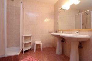 bagno con 2 lavandini, doccia e specchio di Szabó Ház a Hévíz Altre 25 foto