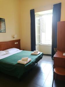 1 dormitorio con 1 cama con 2 toallas en In Rome en Roma