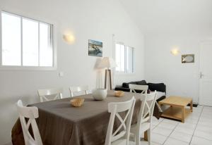 a dining room with a table and chairs at Residence Plage Oceane in Biscarrosse-Plage