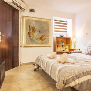 - une chambre avec un lit orné d'une peinture murale dans l'établissement Studio Old Town, à Split