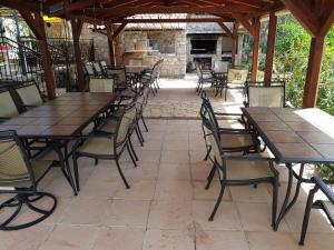 Reštaurácia alebo iné gastronomické zariadenie v ubytovaní Apartments Vila Tisa + 37 fotografií
