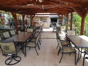 Reštaurácia alebo iné gastronomické zariadenie v ubytovaní Apartments Vila Tisa