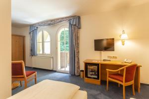 TV a/nebo společenská místnost v ubytování Hotel Erbprinzenpalais