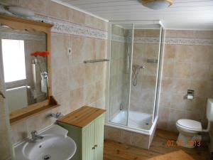 Bathroom sa Historisches Küsterhaus Reetdachträume