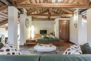 un soggiorno con letto e tavolo di Ca' del Monastero 7 Collection Bright Apartment with Terrace a Venezia