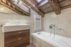 Kúpeľňa v ubytovaní Ca' del Monastero 7 Collection Bright Apartment with Terrace + 21 fotografií
