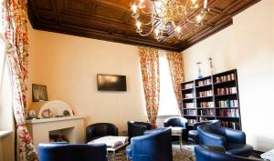 - une salle d'attente avec des chaises et des livres bleus dans l'établissement Parkhotel Helmstedt, à Helmstedt