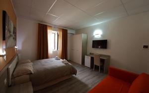 um quarto de hotel com uma cama e uma secretária em Nidi di Feo em Lecce