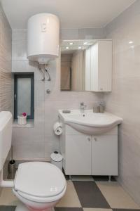 ein weißes Badezimmer mit Toilette und Waschbecken in der Unterkunft Peninsula room in Zadar + 26 Fotos