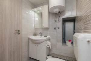 ein weißes Badezimmer mit Toilette und Waschbecken in der Unterkunft Peninsula room in Zadar