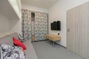 ein Zimmer mit einem Bett, einem Fernseher und einem Tisch in der Unterkunft Peninsula room in Zadar