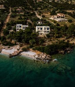eine Luftansicht eines Resorts in der Nähe des Ozeans in der Unterkunft Villa Salanti in Koilás