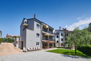 een groot wit gebouw in een straat bij Apartment Niko in Poreč