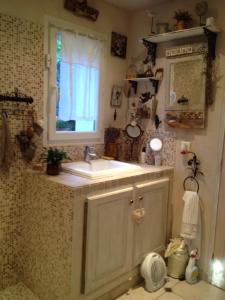 a small bathroom with a sink and a window at L'Oustalet in La Tour-dʼAigues