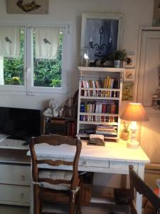 escritorio con lámpara y silla en una habitación en L'Oustalet, en La Tour-dʼAigues