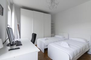 A bed or beds in a room at Bella Vita Charming House