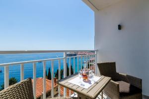 Ein Balkon oder eine Terrasse in der Unterkunft Apartments Lazarin