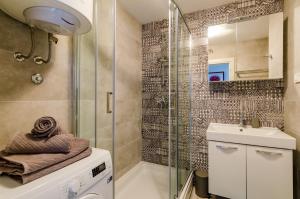 Ein Badezimmer in der Unterkunft Apartments Lazarin