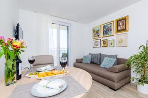 ein Wohnzimmer mit Tisch und Couch in der Unterkunft Apartments Lazarin in Dubrovnik