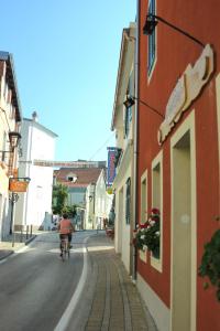 uma pessoa a andar de bicicleta numa rua em Holiday Home Mediterranean Dream em Vodice
